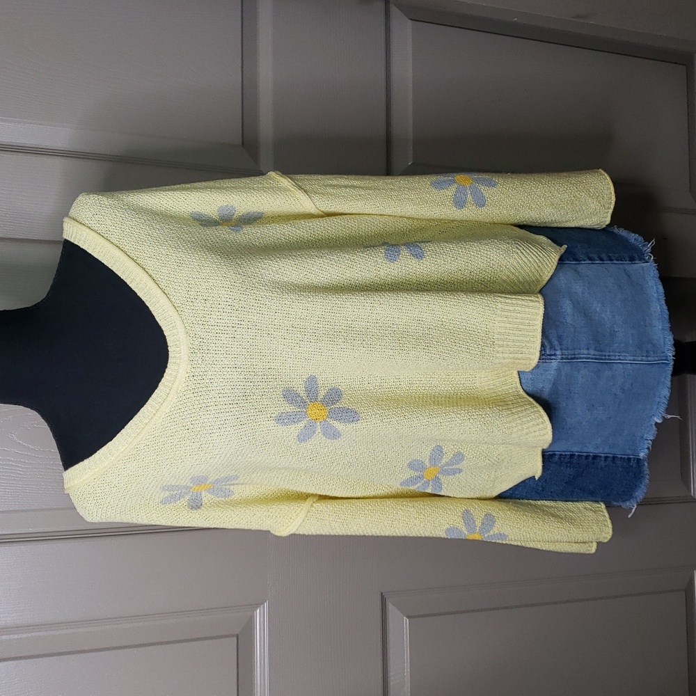 NWOT POL oversized Daisy yellow v-neck back outward seam sweater size small